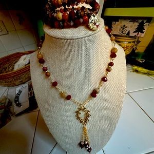 Beautifully created necklace and bracelet.